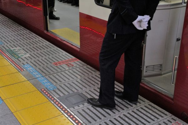 京急電鉄のホームドア：なぜ遅れて開く？