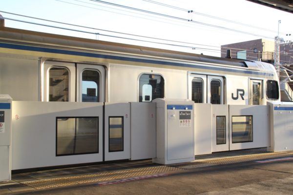 JR東日本 総武線快速のホームドア：新小岩駅のタイプ