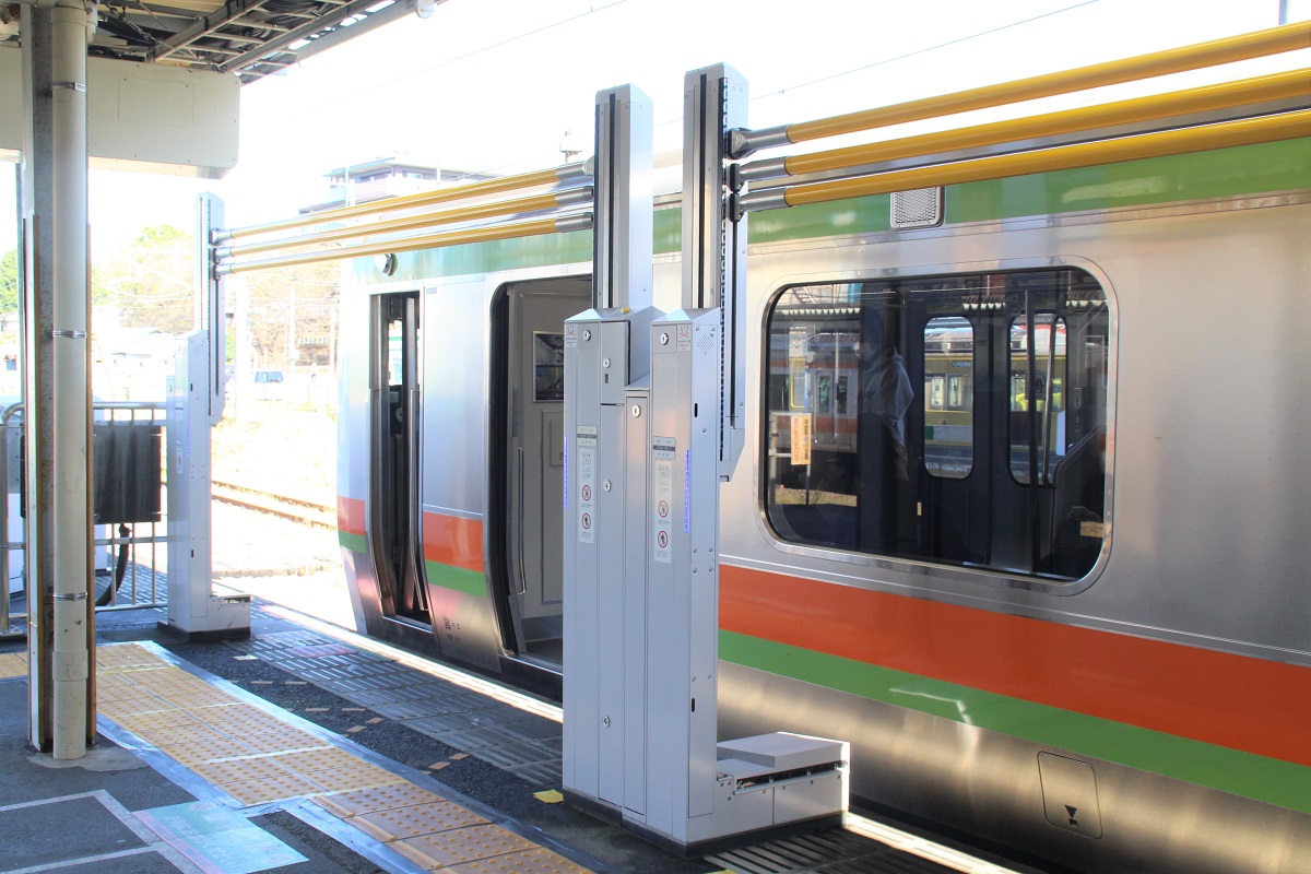 JR東日本のホームドア：八高線拝島駅5番線の昇降式ホーム柵（2021年撤去）