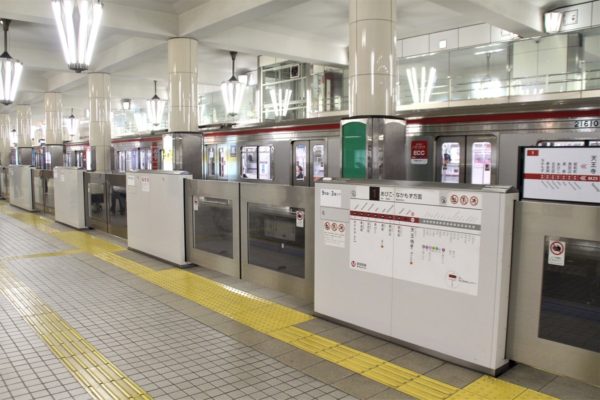Osaka Metro 御堂筋線のホームドア：先行導入タイプ（天王寺駅・心斎橋駅）