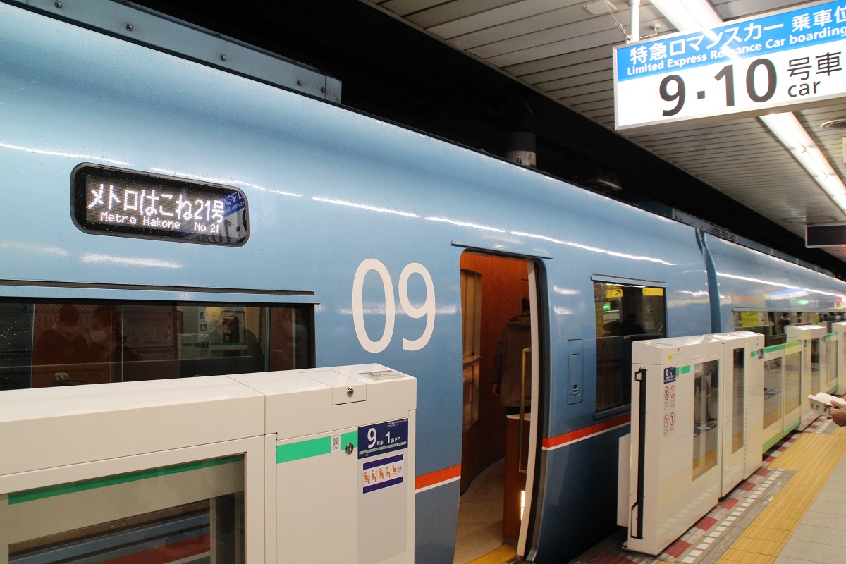 東京メトロ 千代田線のホームドア：小田急ロマンスカーMSE着発時の取り扱い