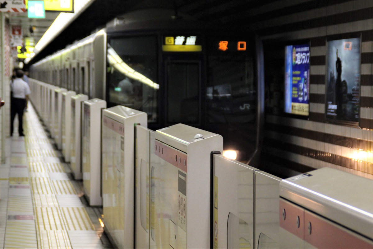 JR西日本のホームドア：多車種に対応するための列車検知システムと開閉方式
