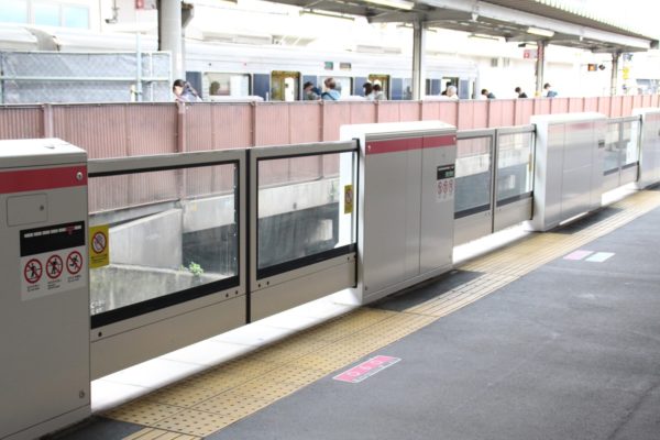 JR西日本のホームドア：4ドア車用2次タイプ（京橋駅・大阪駅）
