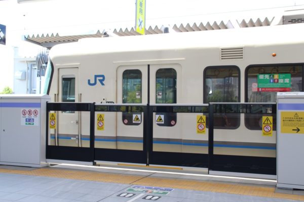 JR西日本のホームドア：梅小路京都西駅の3ドア車用大開口タイプ
