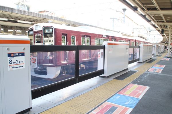 阪急電鉄のホームドア：十三駅3・4・5号線