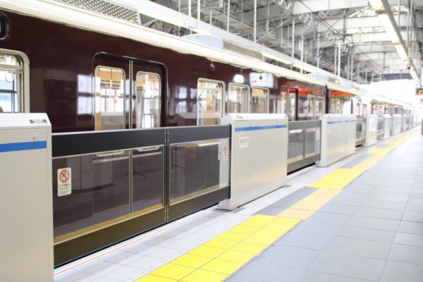 阪急電鉄のホームドア：神戸三宮駅