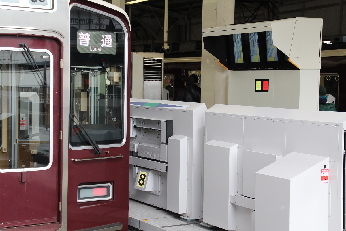 阪急電鉄のホームドア：さまざまな列車運行に対応した制御システム