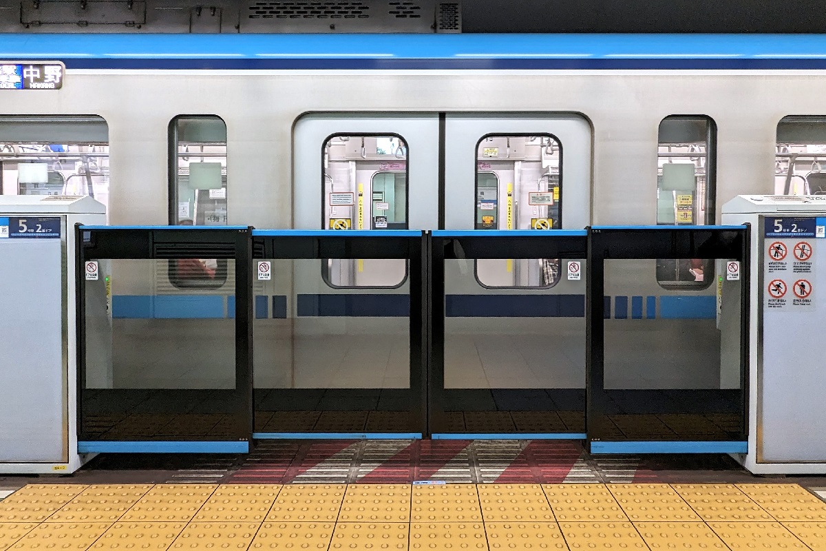 東京メトロ 東西線のホームドア：大開口タイプ
