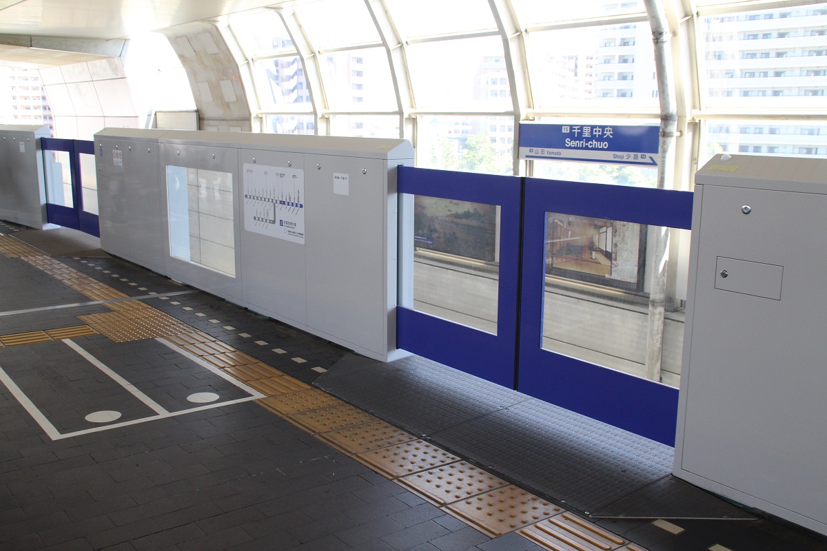 大阪モノレールのホームドア：ホームドアの仕様と開閉システム