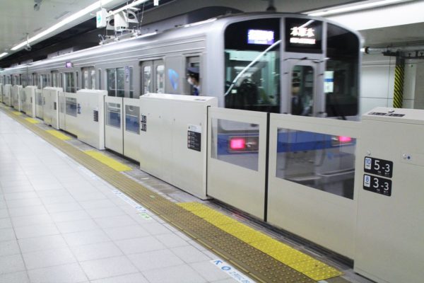 小田急電鉄のホームドア：登戸駅・新宿駅地下各停ホームのタイプ