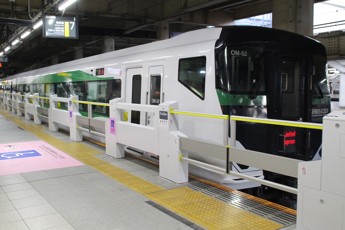JR東日本 南武線のホームドア：立川駅 臨時特急発着時の取り扱い
