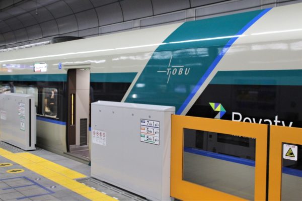東武鉄道 東武スカイツリーラインのホームドア：新越谷駅 500系「リバティ」を用いた夜行列車発着時の取り扱い