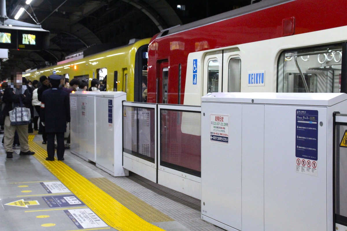 京急電鉄のホームドア：快特と連結する「イブニング・ウィング号」発着時のドアカットに対応した制御