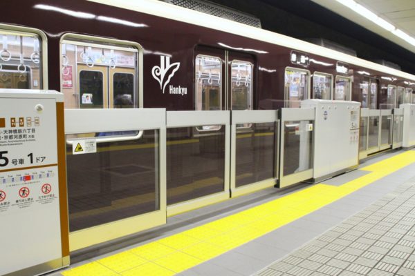 Osaka Metro 堺筋線のホームドア：本格導入駅の二重引き戸式大開口タイプ