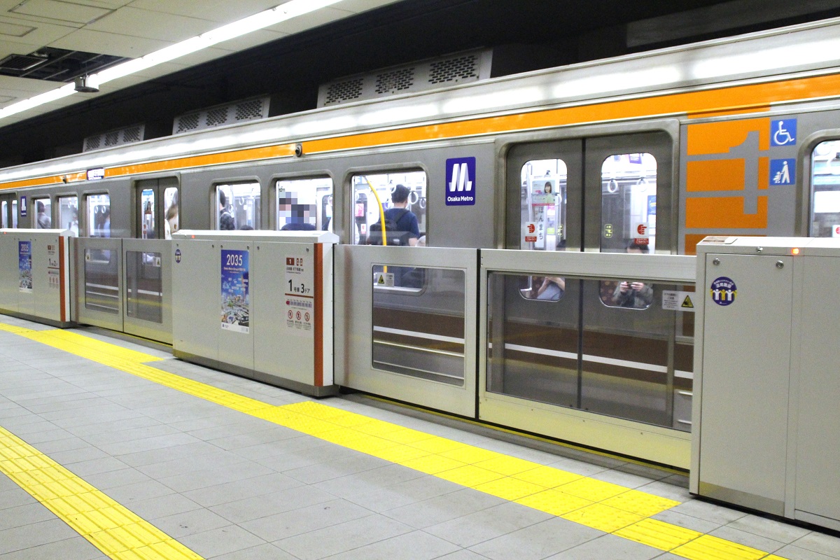 Osaka Metro 堺筋線のホームドア：先行導入タイプ（堺筋本町駅）