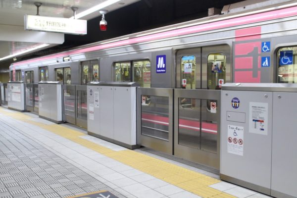 Osaka Metro 千日前線のホームドア：現行タイプ