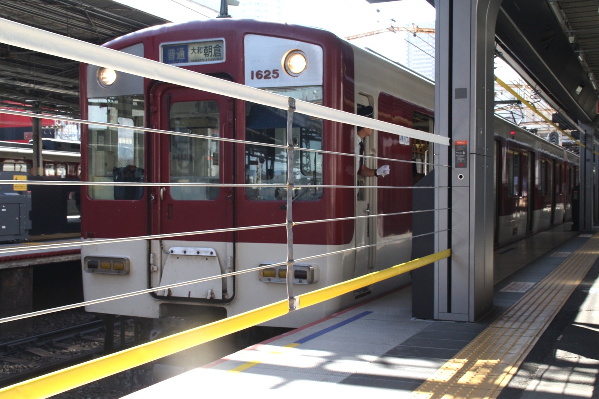 近畿日本鉄道のホームドア：昇降式ホーム柵 鶴橋駅2番線のタイプ
