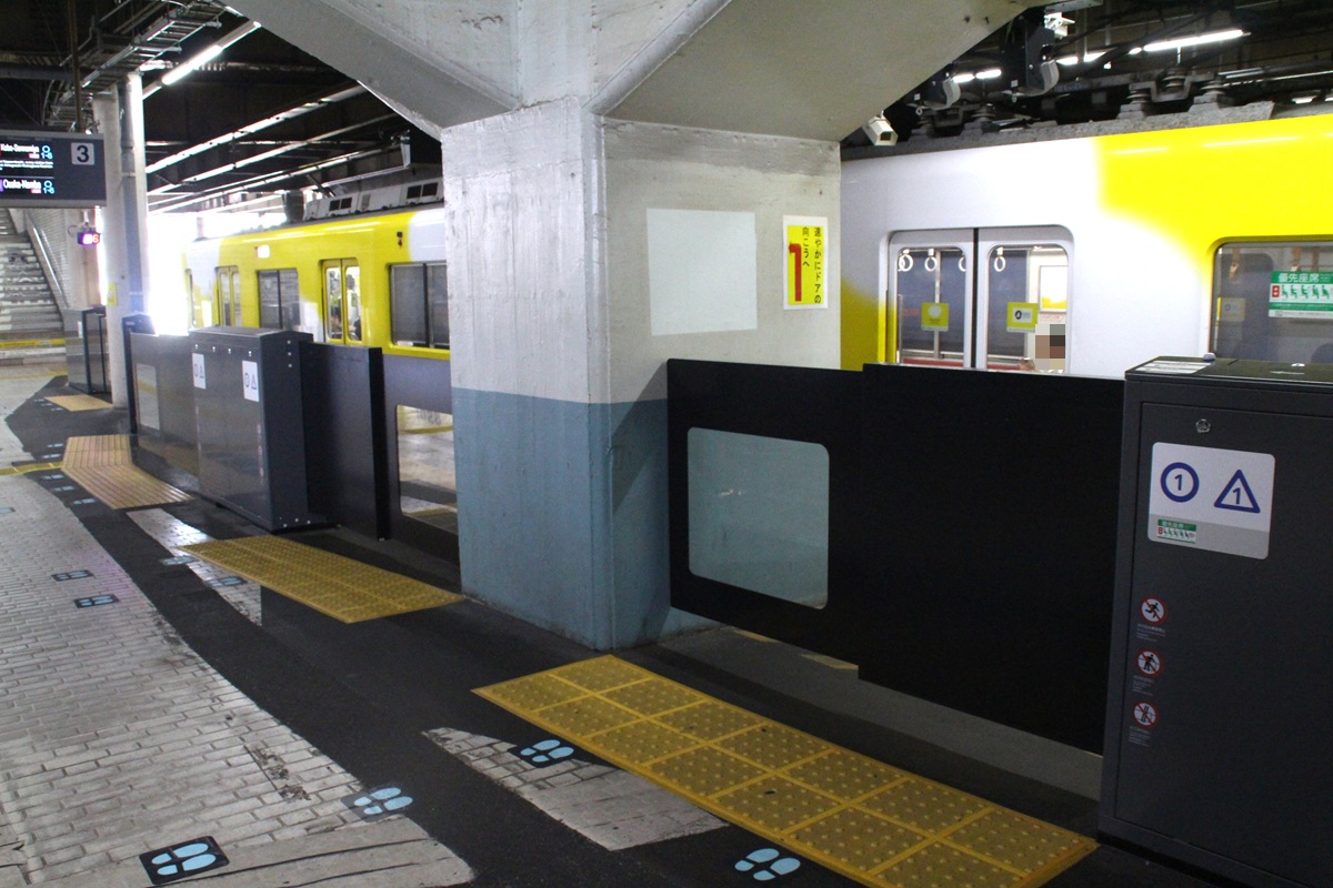 近畿日本鉄道のホームドア：鶴橋駅3番線の特殊配置ホームドア