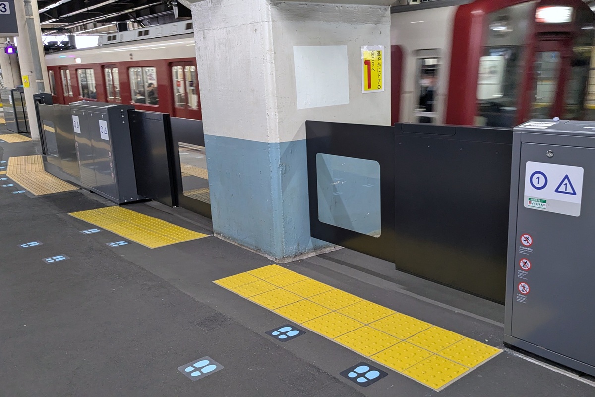 近畿日本鉄道のホームドア：鶴橋駅3番線の特殊配置ホームドア